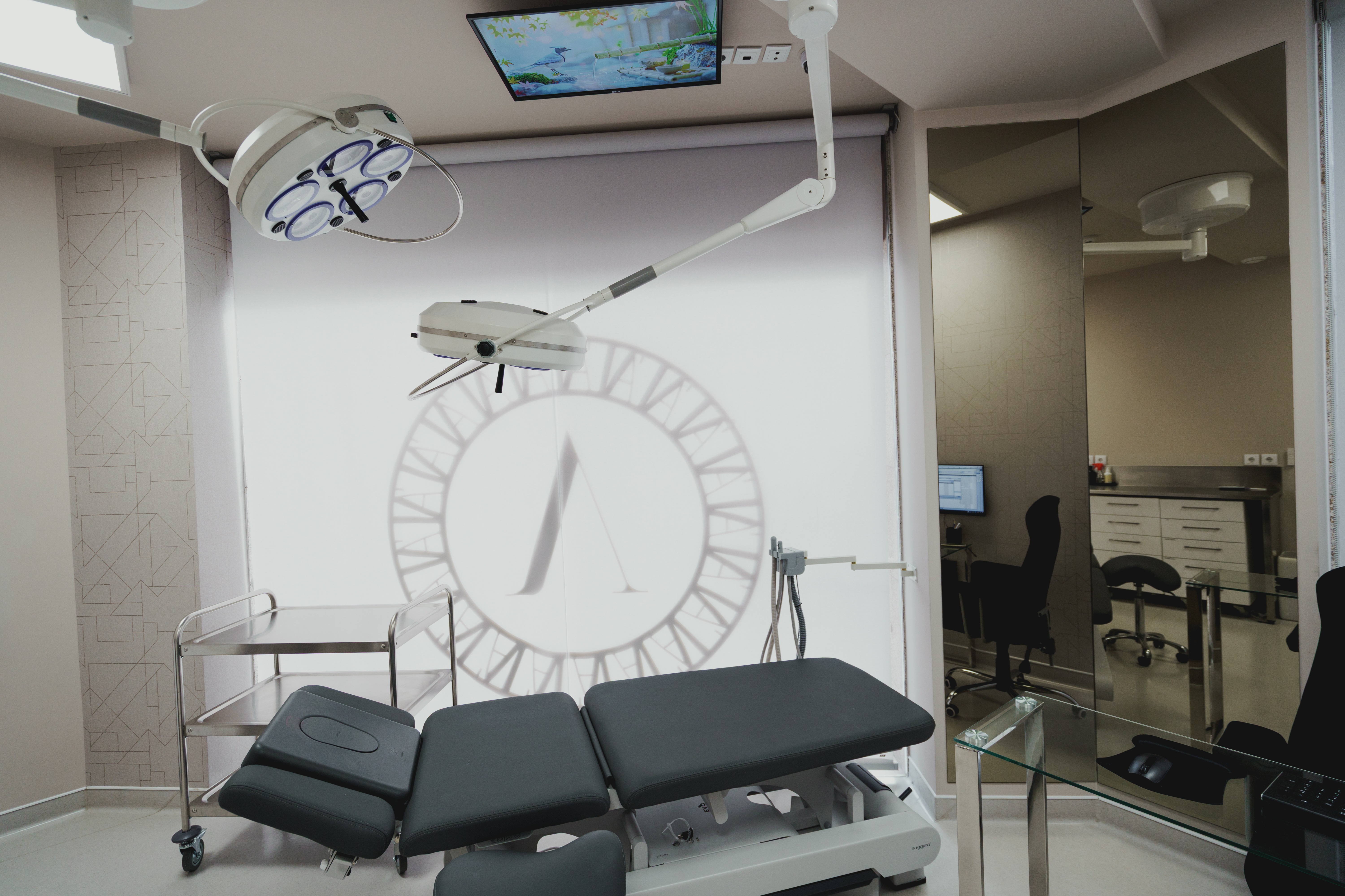 Espaço de recepção elegante do Instituto AreLuna — ambiente premium de clínica dentária no Porto